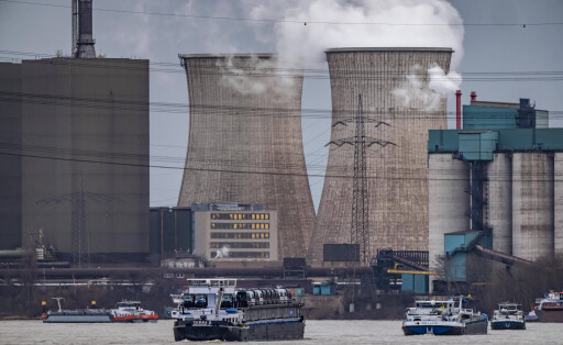 Frachtschiffe auf dem Rhein, vor der Kulisse des Kraftwerk Huckingen, Gaskraftwerk der HKM.