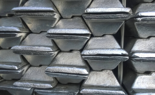 Silberne Aluminiumbarren gestapelt.
