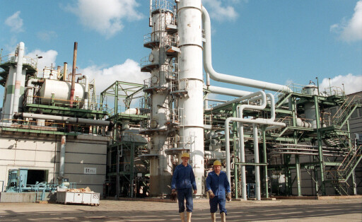 Ein Gewirr von Rohren charakterisiert den Bereich Chlor 4 der Chemie AG Bitterfeld, hier werden Chlor, Natronlauge und Wasserstoff produziert, die Abnehmer sind vorwiegend am Standort angesiedelte Unternehmen. Die Region Bitterfeld / Wolfen ist der älteste Chemie-Standort im mitteldeutschen Raum. In den Jahren 1893/94 haben die Chemische Fabrik Griesheim, die Allgemeinen Elektrizitätsgesellschaften Berlin (AEG) und die AG für Anilin-Fabrikation zu Berlin (AGFA) die Bildung von Tochterunternehmen in Bitterfeld und Wolfen beschlossen. Foto: Waltraud Grubitzsch +++(c) dpa -
