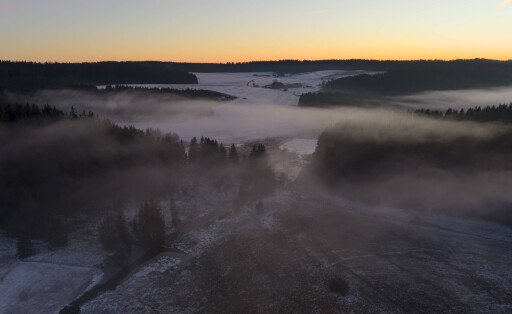 Landschaft an der Gutachquelle, Nebel hängt über dem Tal, Abendstimmung in Schönwald Deutschland am 27.12.2025. Schwarzwald *** Landscape to the Gutachquelle, Fog Hangs via the Valley, Abendstimmung in Schönwald