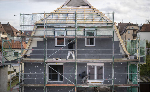 Energetische Sanierung eines Mehrfamilienhauses, Altbau-Renovierung, Wärmedämmung, neue Fenster, neue Dachlattung, Gerüst, Stuttgart
