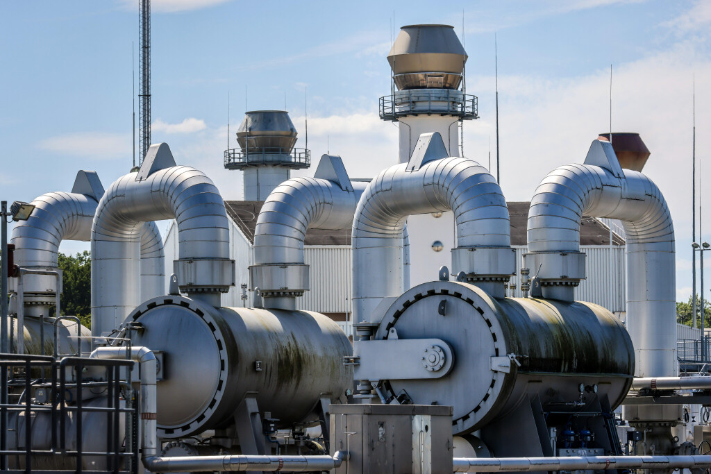 Werne, Nordrhein-Westfalen, Deutschland - Verdichterstadion und Pumpstation fuer Erdgas. Open Grid Europe, Station Werne. Die OGE-Verdichterstation in Werne ist die zentrale Drehscheibe im deutschen Erdgasnetz. Mit rund 25 Milliarden Kubikmeter jaehrlich fliesst rund ein Viertel des in Deutschland verbrauchten Erdgases durch die Verdichterstation Werne. Ueber fuenf grosse Eingangsleitungen stroemt das Erdgas aus Norddeutschland, der Nordsee und den Niederlanden in die Station. Nach der Reinigung des Gases erfolgt dessen Verdichtung ueber elf Kompressoren, angetrieben durch Gasturbinen mit einer Gesamtantriebsleistung von ca. 160.000 kW. Mit Ausgangsdruecken von zu bis zu 100 bar verlassen die Gasstroeme die Station ueber acht Ausgangsleitungen und werden deutschlandweit in alle Richtungen verteilt.