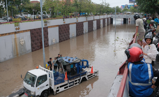 Flood In Bali, Indonesia Officers drain floodwater that blocks the underpass road due to the major flooding in Denpasar, Indonesia, on September 10, 2025. Denpasar Indonesia Copyright: xMuhammadxFauzyx originalFilename: chaniago-notitle250910_