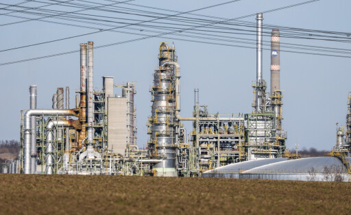 Blick auf die Anlagen der Total Energies Raffinerie im Chemiepark Leuna. Die Raffinerie Leuna ist eine komplexe Rohölraffinerie mit Konversionsanlagen zur Herstellung von Kraftstoffen und petrochemischen Vorprodukten und zählt zu den bedeutenden Standorten der Mineralölverarbeitung in Deutschland.