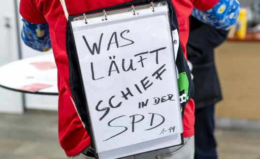 Bärbel Bas beim Debattencamp EUR, Deutschland, Leipzig, 14.03.2026: Parteimitglied mit Schild Hier läuft was schief in der SPD. Warten auf Bärbel Bas. SPD-Vorsitzende Bärbel Bas diskutiert beim Debattencamp Sachsen 2040 in Leipzig über das neue Grundsatzprogramm. Im Mittelpunkt stehen Diskussionen über die Zukunft der SPD, darunter die Entwicklung eines neuen Grundsatzprogramms und die Einbindung ostdeutscher Perspektiven. Themen sind u.a. die Handlungsfähigkeit des Staates, Migration, Klimaschutz und die Rolle der SPD in der Gesellschaft. **