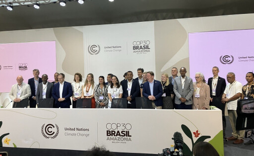 Zahlreiche Minister stehen auf der Bühne einer Pressekonferenz in Belém auf der COP30.