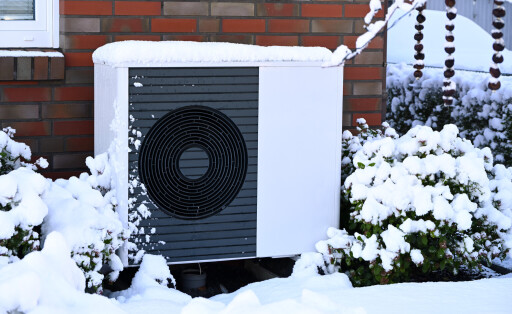 Wärmepumpe vor einem Wohnhaus im Winter, Hamburg, Deutschland