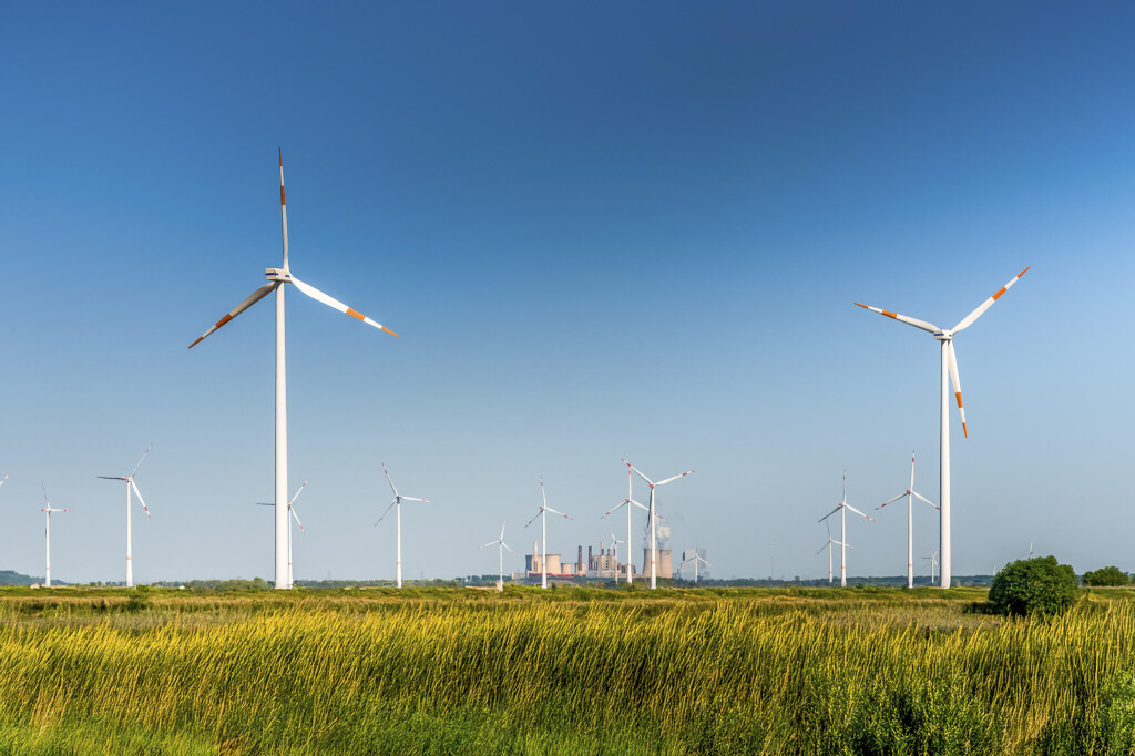 Braunkohlekraftwerk, BOA Neurath, Windkraftanlagen, Windpark, Stromerzeugung, Energiemix, Deutschland, Nordrhein-Westfalen, Grevenbroich